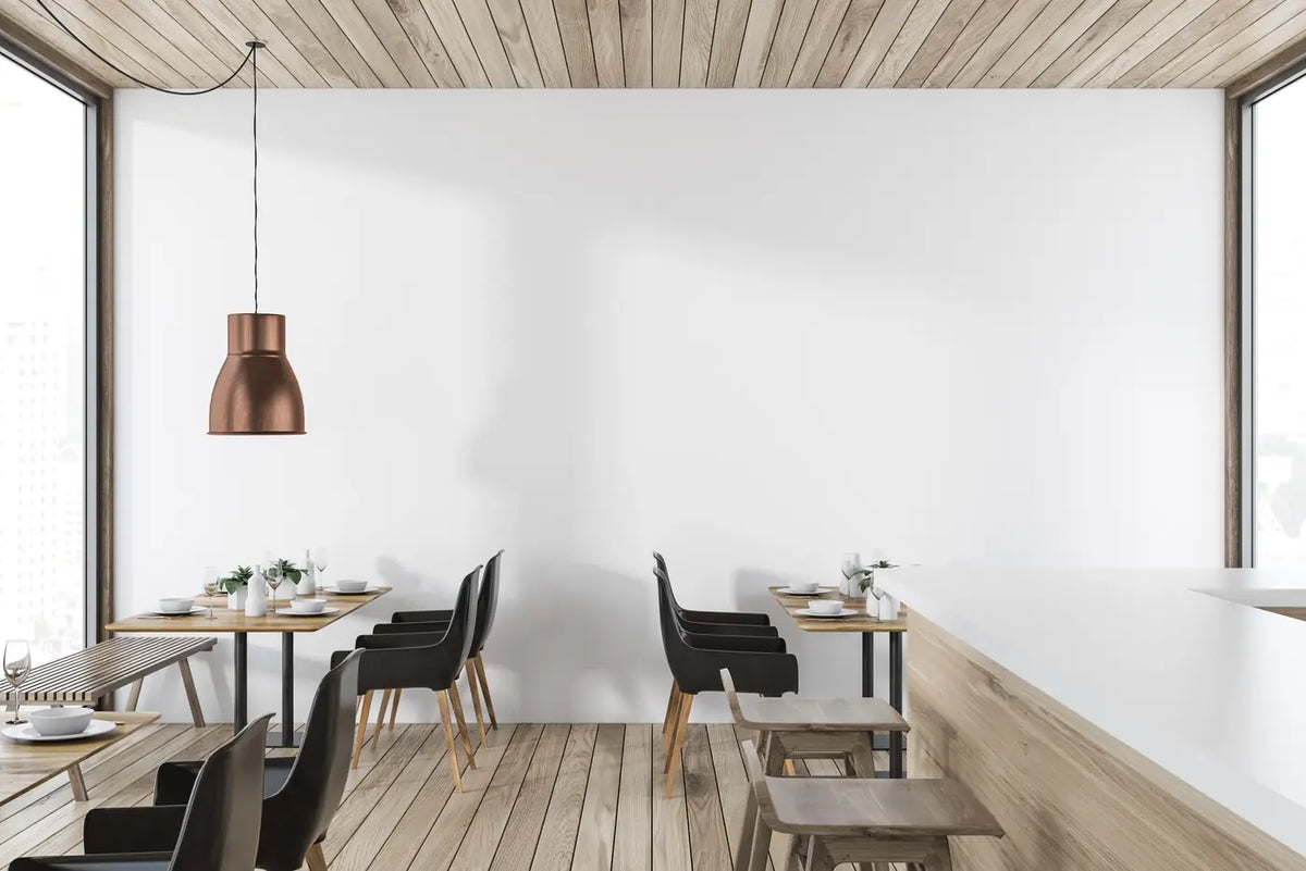 Heller Gastronomieraum mit weiß gestrichenen Wänden in Berlin