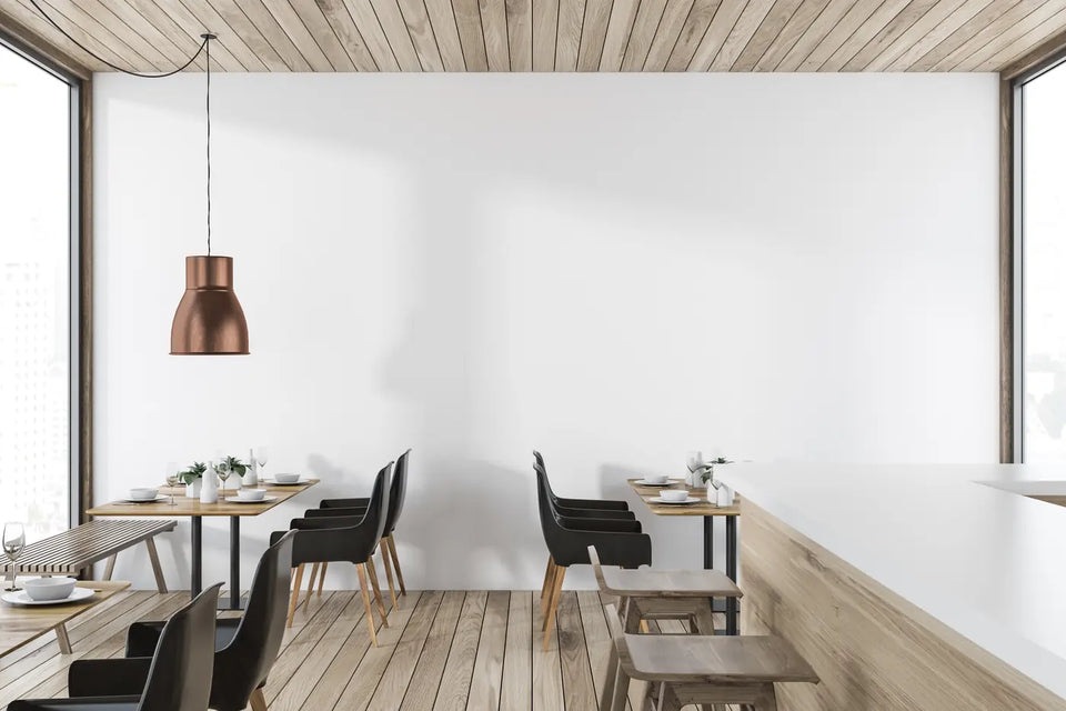 Heller Gastronomieraum mit weiß gestrichenen Wänden in Berlin