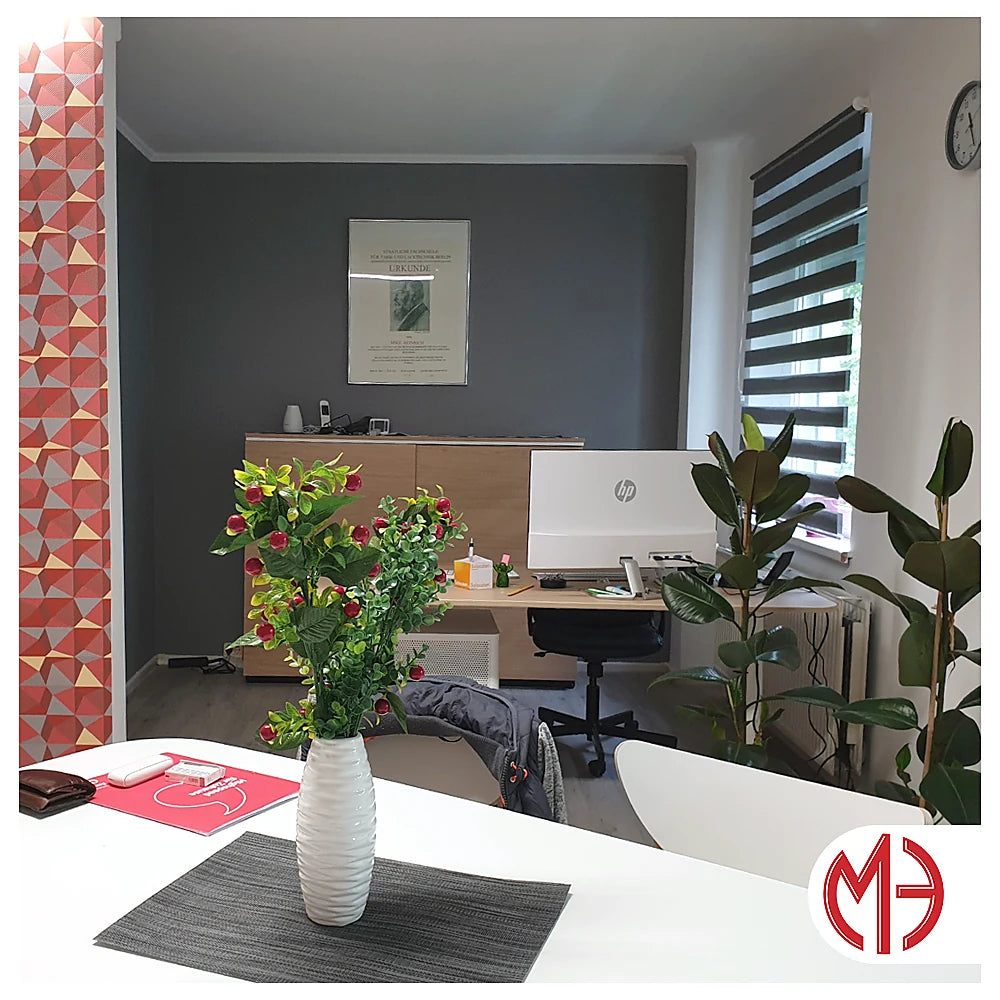 Arbeitszimmer mit dunkel gestrichener Wand und weißer Decke