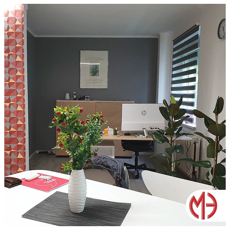 Arbeitszimmer mit dunkler Wand und weißer Decke