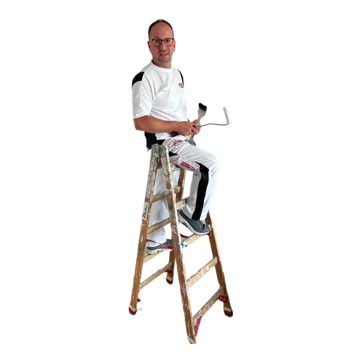Malermeister Heinrich sitzt mit Malerwerkzeug auf einer Arbeitsleiter