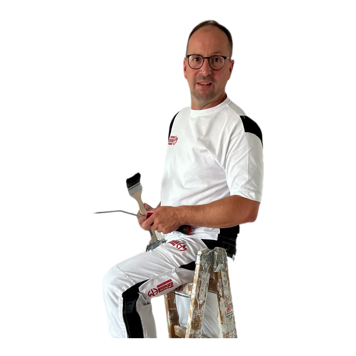 Malermeister Heinrich sitzt mit Pinsel und Farbrolle auf einer Leiter