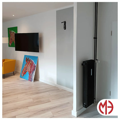 Modernes Wohnzimmer mit hell gestrichener Wand und Holzboden
